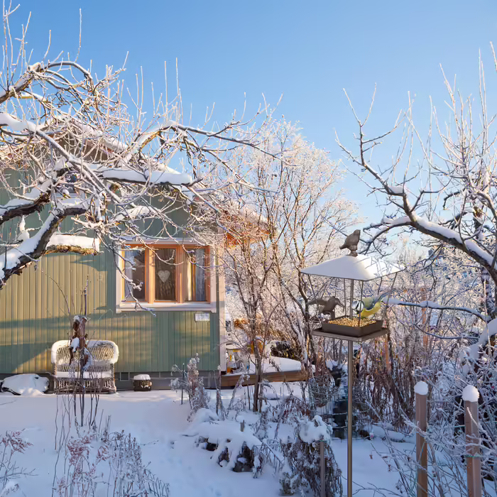 Relaxdays Vogelfutterhaus mit Erdspieß