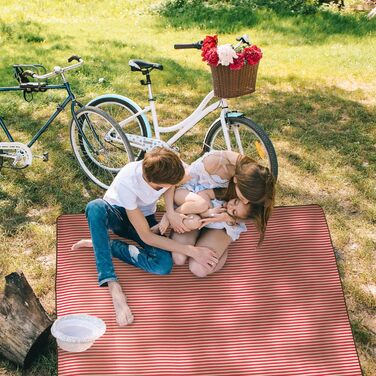 Relaxdays XXL Picknickdecke, 200x300 cm, isoliert, wasserdicht, gestreifte Fleece Stranddecke, mit Tragegriff, rot-weiß