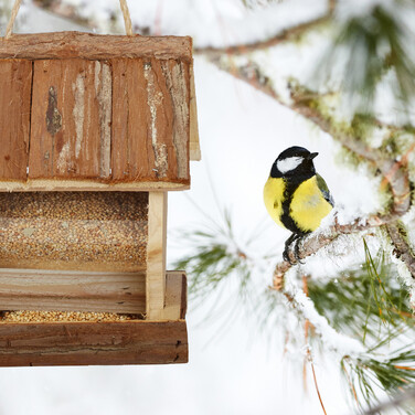 Relaxdays Vogelfutterhaus mit Rindendach