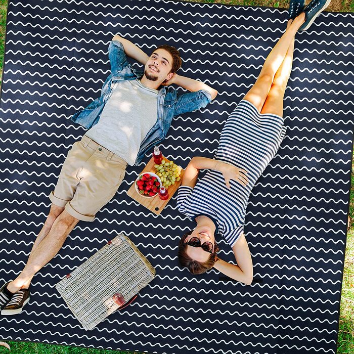 Relaxdays XXL Picknickdecke, 200x200 cm, Fleece Stranddecke, wärmeisoliert, wasserdicht, mit Tragegriff, dunkelblau/weiß